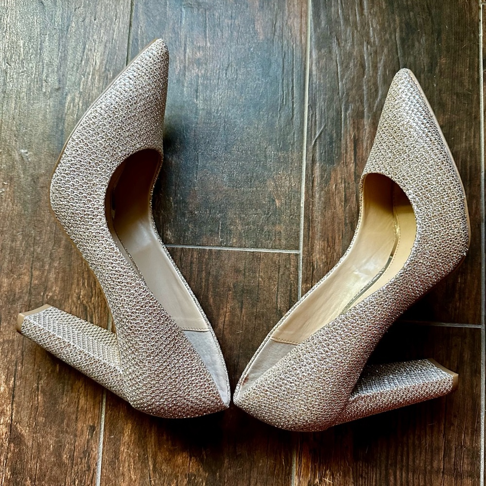 Pointed Toe Sparkly Gold Heel, Jewel Badgley Mischka, Size 9 - Picture 4 of 9
